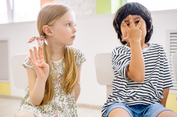 2 kids learning NZSL